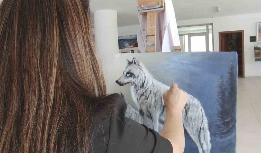 Kurtlara adanmış bir fırça: Türkiye’nin tek kadın realist kurt ressamı