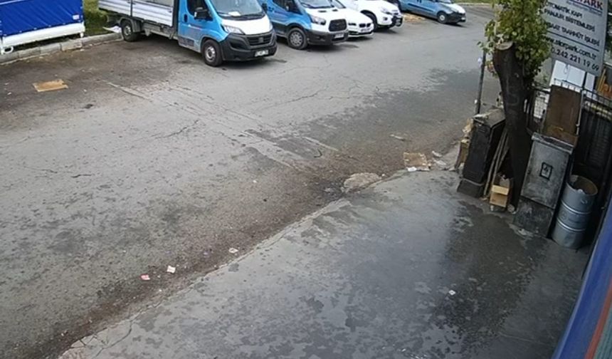 Park halindeki kamyonete çarpan otomobil hurdaya döndü, genç sürücüsü hayatını kaybetti