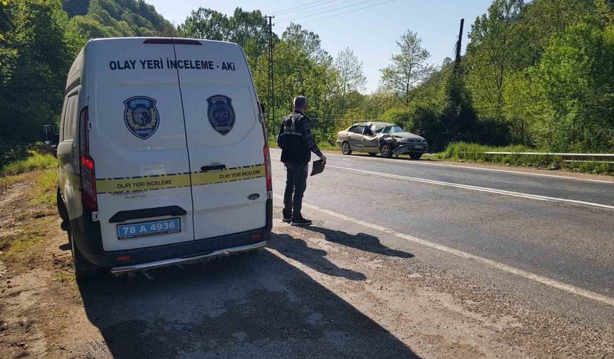 Seyir halindeki otomobilin üzerine kaya parçası düştü: 2’si çocuk 5 yaralı