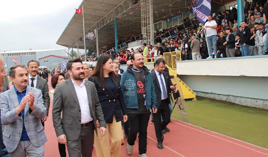 Milletvekili Pelin Yılık, Çankırı FK’ya tribünden destek verdi