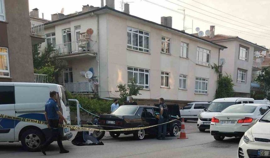 Sokak ortasında uyuşturucu krizine girdiği öngörülen 2 kişi hayatını kaybetti