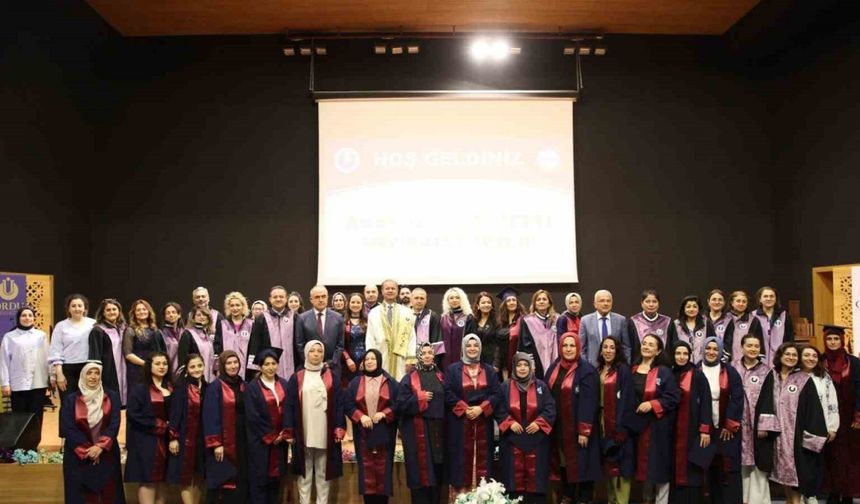 ’Anne Üniversitesi’ ilk mezunlarını verdi