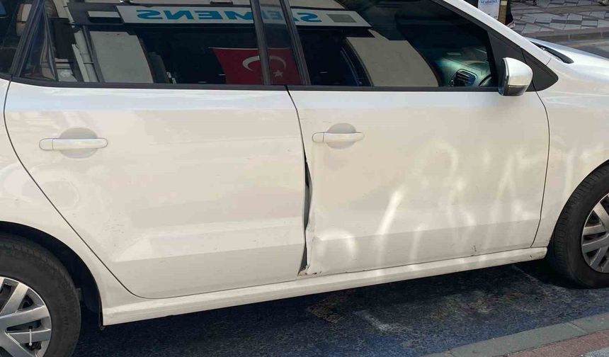 Motosiklet sürücüsü, otomobilin açılan kapısına çarptı