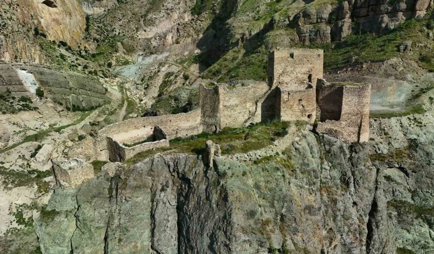 Tarihin izlerini taşıyan ve eşsiz manzarasıyla Engüzek Kalesi