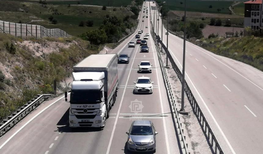 Çankırı D-100 Karayolu'nda bayram dönüşü yoğunluğu