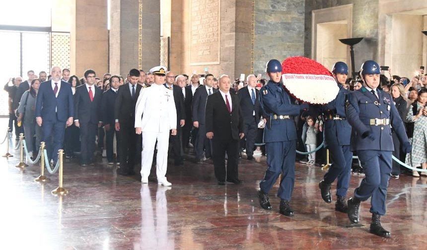 Ulusal Travma ve Acil Cerrahi Derneği, Atatürk’ün Mozolesine Çelenk koydu
