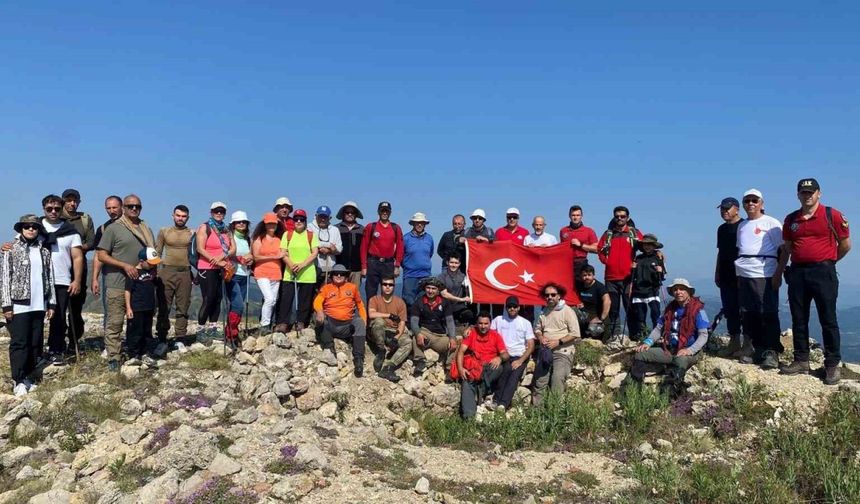 15 Temmuz şehitleri için Ilgaz Dağı'nın zirvesinde Türk bayrağı açtılar