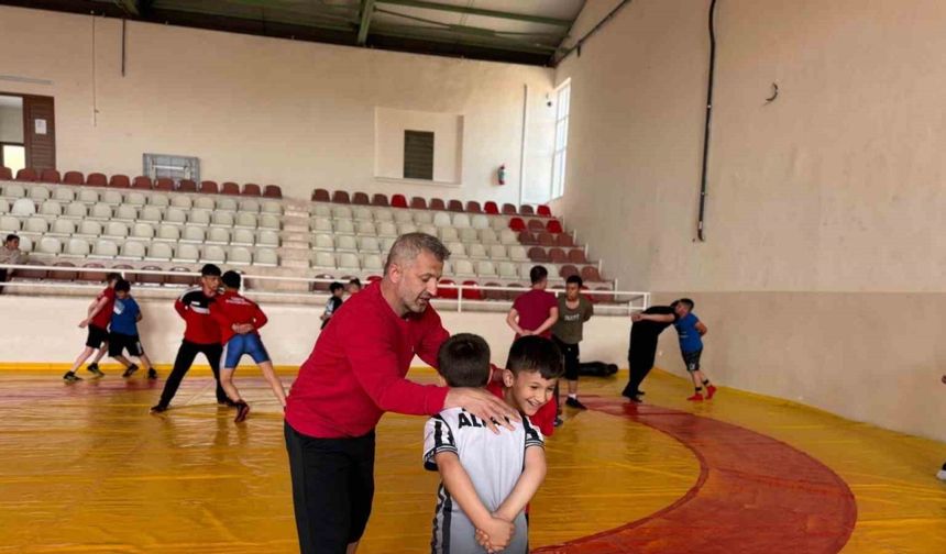 Söğüt’te güreş rüzgarı esti minik yiğitler minderde