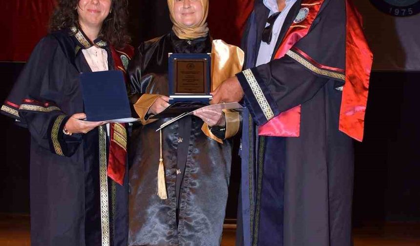 50 yaşındaki 5 çocuklu anne, üniversitede bölüm birincisi oldu