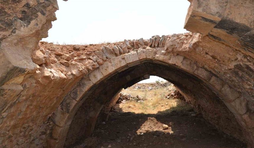 Afşin’de ’Kuru Han’ zamana direniyor