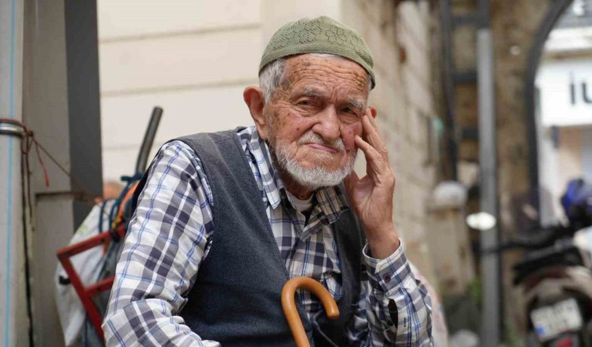 Asrın ustası: 96 yaşında gözlük kullanmadan şemsiye tamir ediyor