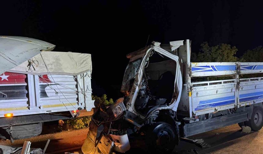Çorum’da kamyon tıra çarptı: Araçta sıkışan sürücü ağır yaralandı