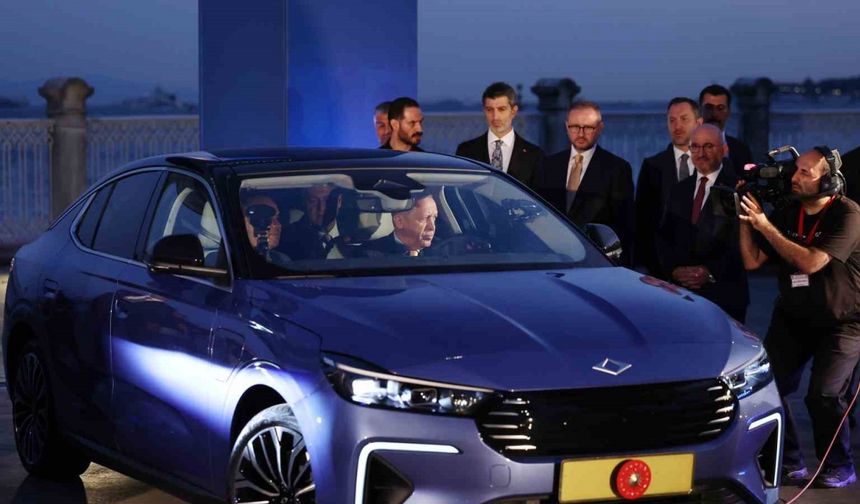 Cumhurbaşkanı Erdoğan’a, TOGG’un yeni modeli T10F hediye edildi