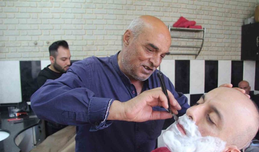 Emektar berber 50 yıldır usturasını elinden bırakmıyor