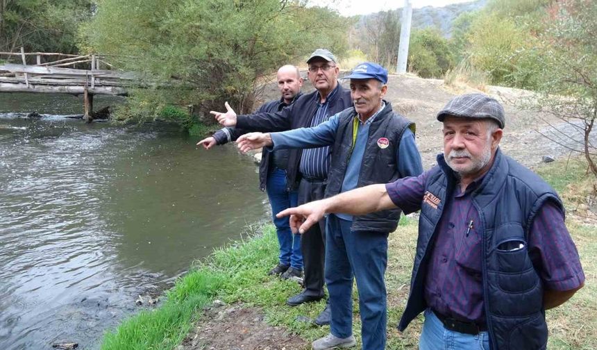Porsuk Çayı’ndaki kirlilik köylüleri mağdur ediyor