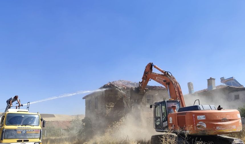 Pursaklar’da metruk yapılar temizleniyor