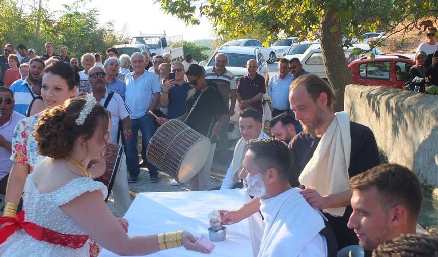 Yüz yıllık düğün geleneği, para verip damada tokat atıyorlar
