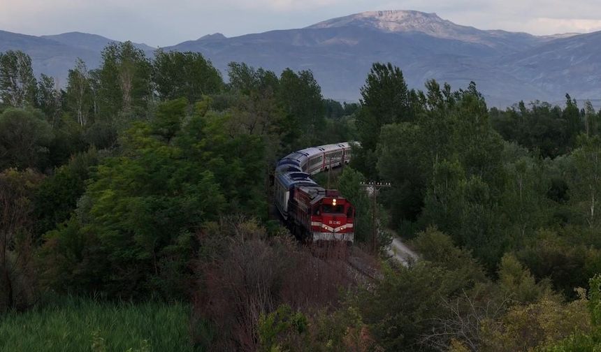Erzincan’da sonbahar manzarası eşliğinde yol alan Doğu Ekspresi