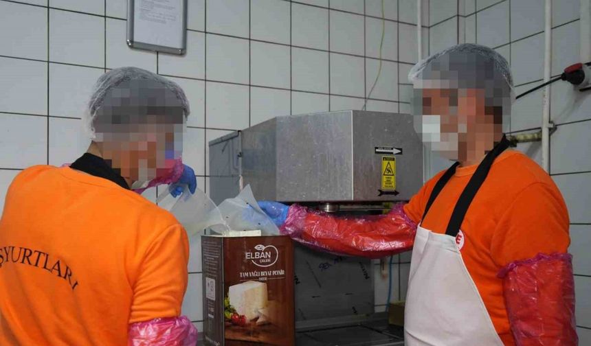 Hükümlüler hem meslek ediniyor hem üreterek ekonomiye katkı sağlıyor: Ayda 300 ton süt işleniyor