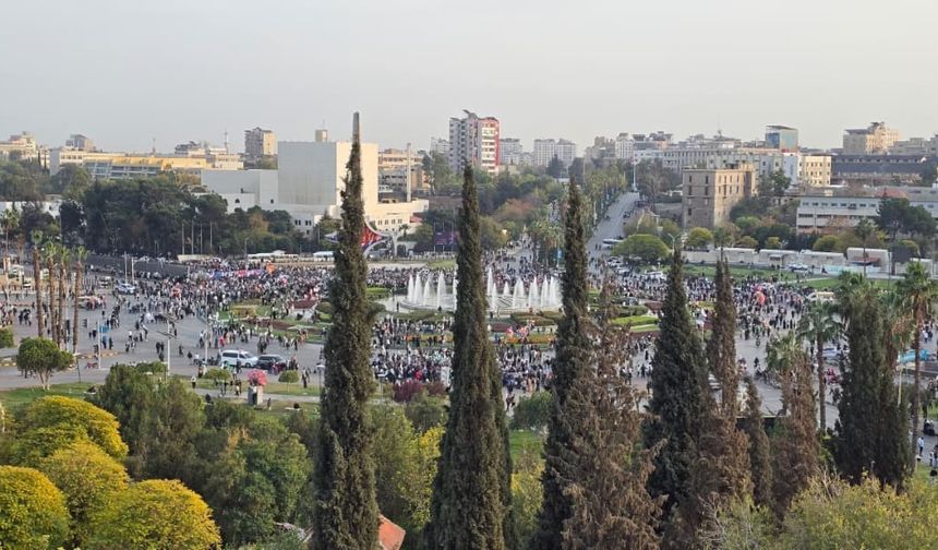 Suriye’de halk, ulusal birlik kutlamaları için meydanları doldurdu
