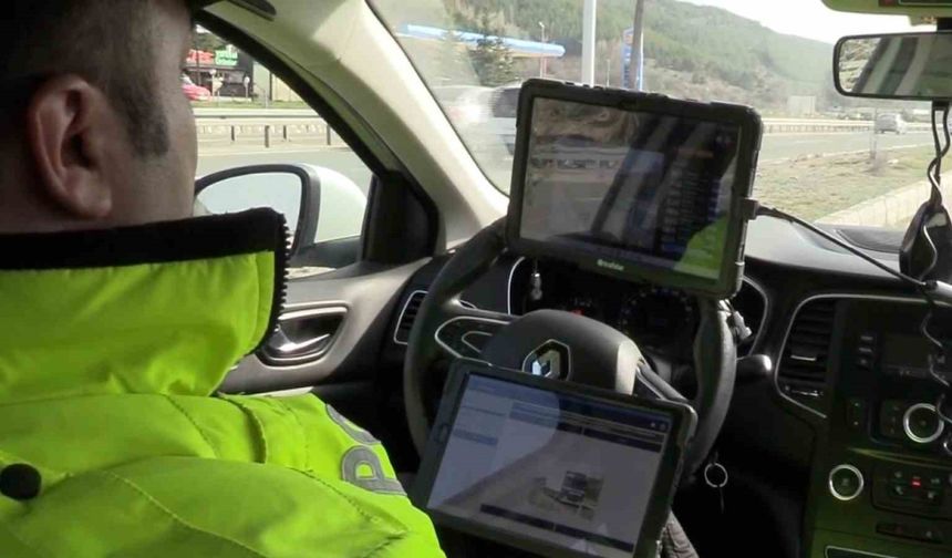 Tatil dönüşü D-100’de hareketlilik arttı: Radar ve teknolojik sistemlerle sürücülere sıkı denetim uygulandı