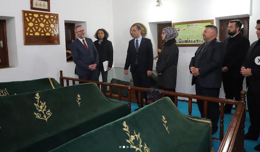 Vali Taşolar ve Heyeti Hacı Murad-ı Veli Türbesi’ni Ziyaret Etti