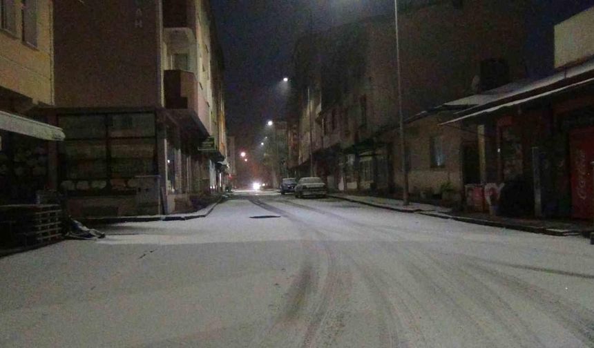 Kars’a mevsimin ilk karı düştü
