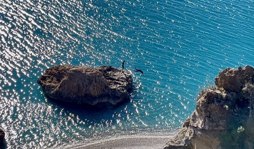 Türkiye kar tatilindeyken Antalya’da öğrenciler deniz keyfi yaptı