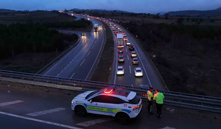 Bayram dönüşü çilesi: 30 kilometrelik araç kuyruğu oluştu