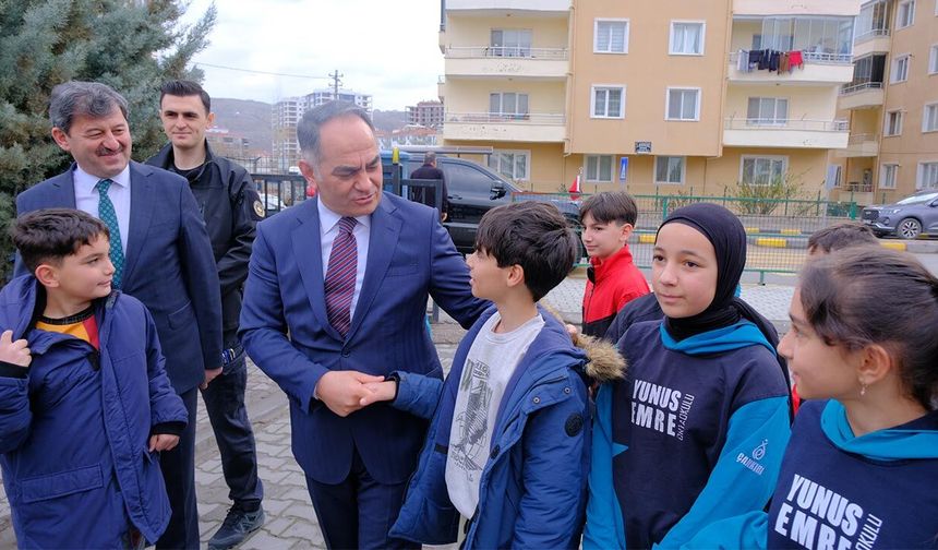 Çankırı Valisi Hüseyin Çakırtaş, Yunus Emre Ortaokulu’nu Ziyaret Etti