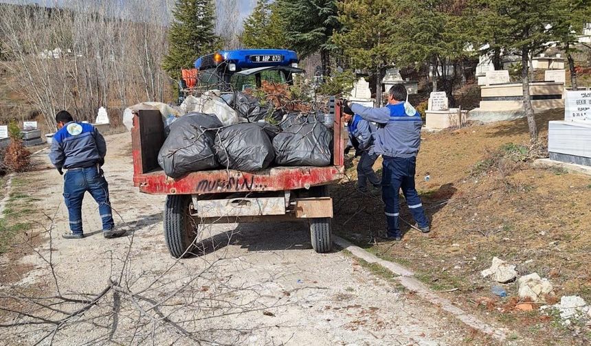 Şabanözü’nde Mezarlıklar Bayrama Hazırlanıyor