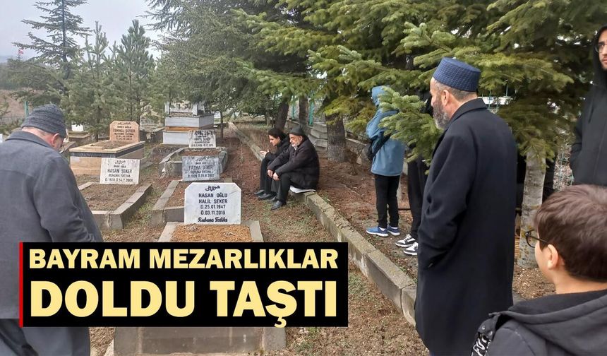 Çankırı’da bayram öncesi ve ilk gün mezarlıklar doldu taştı