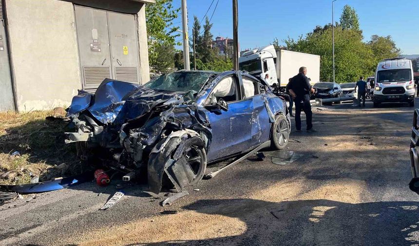 Freni boşalan tır 10 araca çarptı: 1'i polis 3 kişi hayatını kaybetti, 5 kişi yaralandı