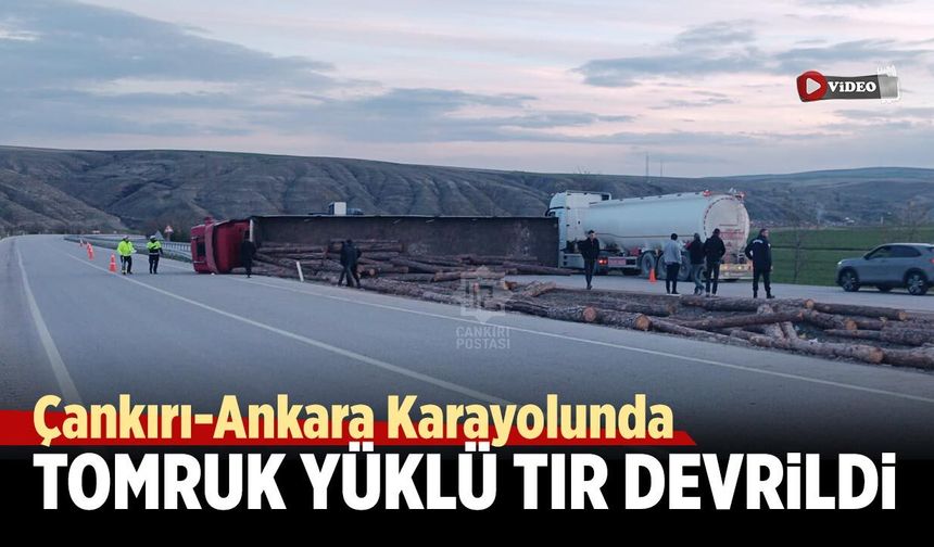 Çankırı-Ankara Karayolunda Tomruk Yüklü TIR Devrildi