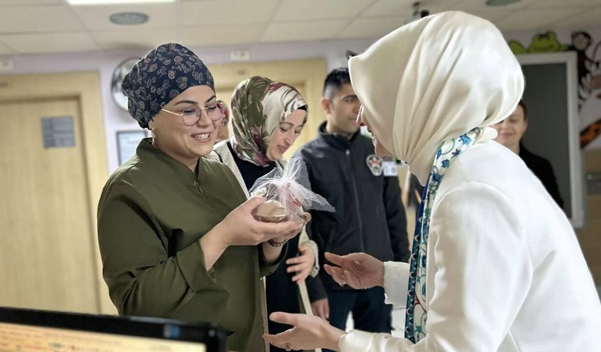AK Parti Çankırı Kadın Kolları’ndan Ebeler Haftası’nda Anlamlı Ziyaret