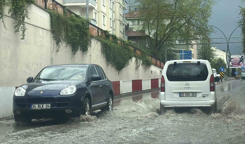 Şiddetli dolu etrafı beyaza bürüdü: Alt geçitler suyla doldu