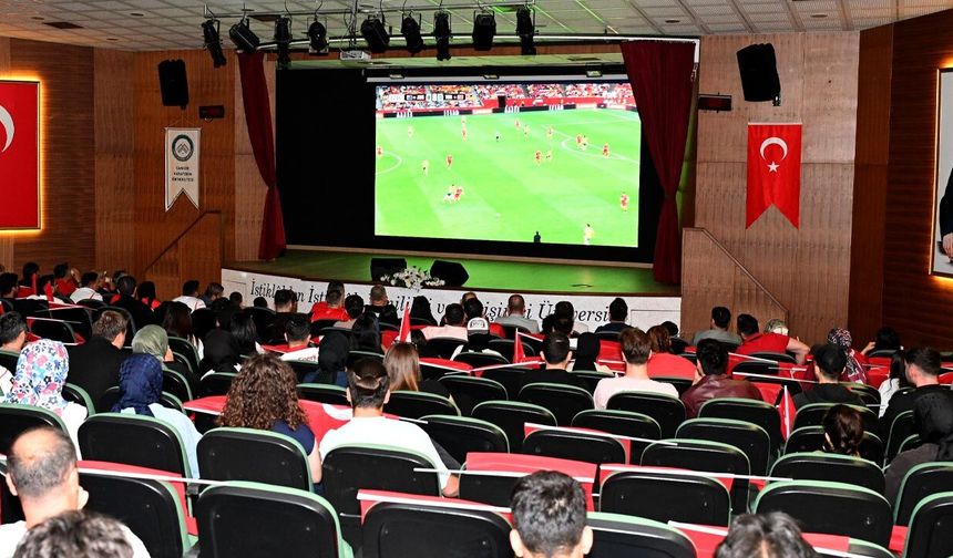 ÇAKÜ’de milli maç heyecanı birlikte yaşandı