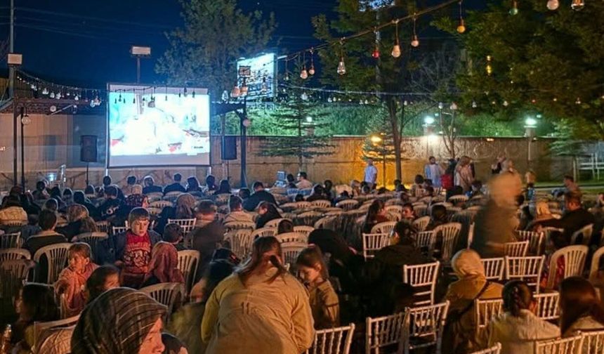 Kurşunlu’da yıldızların altında açık hava sineması keyfi