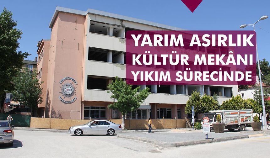 100. Yıl Kültür Merkezinin yıkımına başlandı
