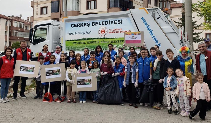 Çerkeş’te öğrenciler çevre temizliği için el ele verdi