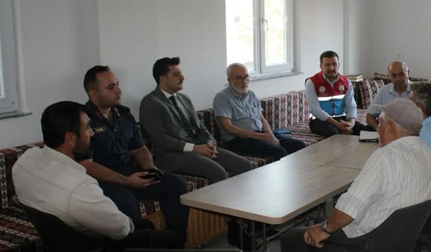 Kızılırmak Kaymakamı Akçay köy köy vatandaşların taleplerini dinliyor