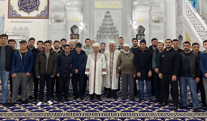 Çankırı’da gençler sabah namazında camide buluştu
