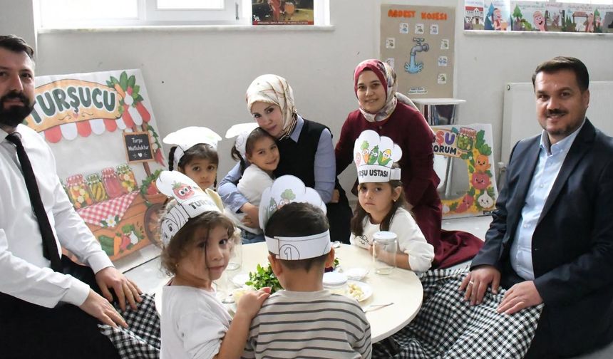 Eldivan’da turşu kavanozlarını minik eller doldurdu!