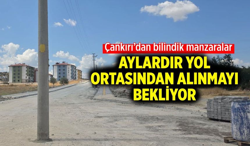 Kurşunlu TOKİ’de elektrik direkleri yol ortasında kaldı!