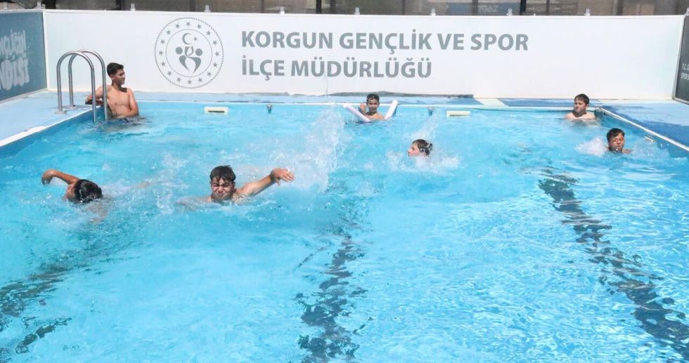 Korgun’da çocuklar yüzme öğreniyor